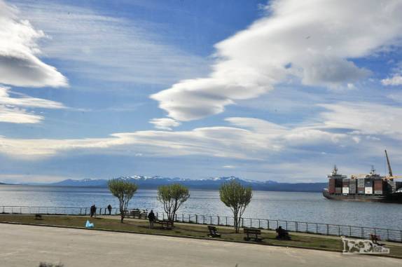 Um magnífico céu sobre a orla de Ushuaia, na Terra do Fogo, sul da Argentina